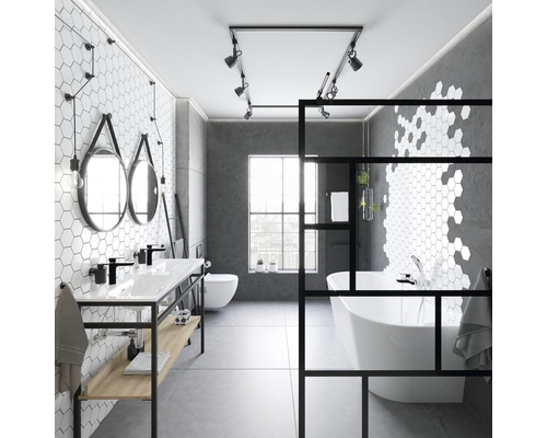 Moderne badkamer met wastafel, bad en zeshoekige tegels