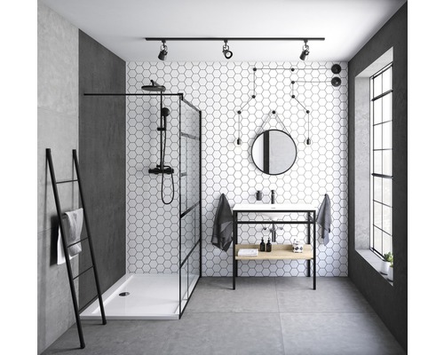 Moderne badkamer met douche, wastafel en handdoekrek