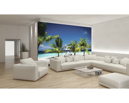 Lichte woonkamer met fotobehang van een tropisch strandtafereel met palmbomen