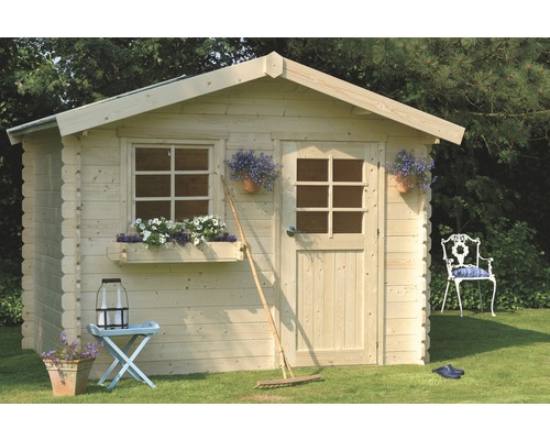 Houten tuinhuis met raam en deur in de tuin