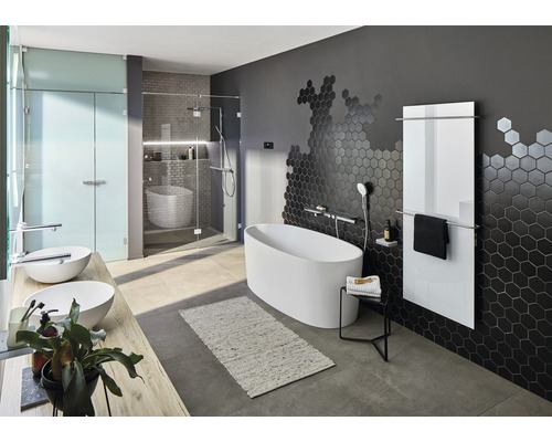 Badkamer met vrijstaand bad, douche, wastafel en radiator