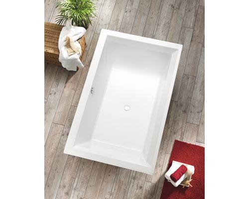 Rechthoekig bad in badkamer met houten vloer