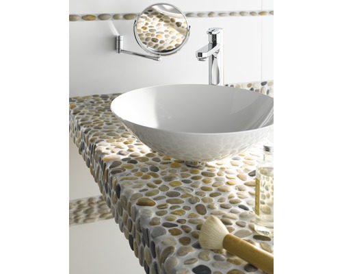 Badkamermeubel met rivierkeienmozaïek, opzetwastafel, kraan en make-upspiegel