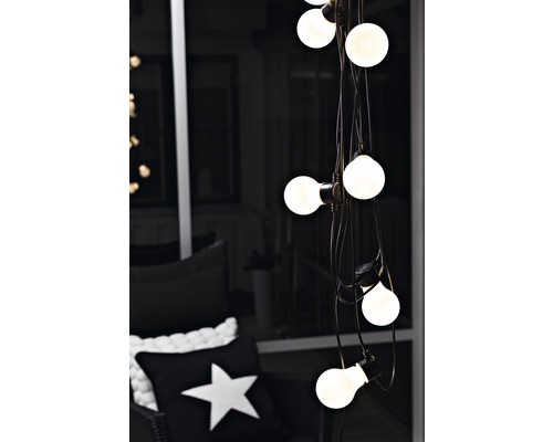 Lichtsnoer met gloeilampen in een kamer.