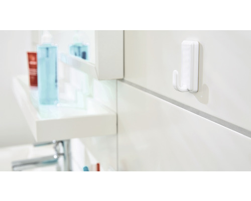 Badkamerhaak aan een badkamermuur