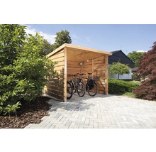 Open fietsenstalling van hout met twee fietsen op een bestrate ondergrond