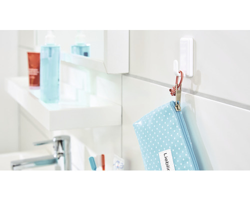 Badkameroverzicht met haak voor het opbergen van spullen