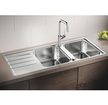 Spoelbak met twee bakken en afdruiprek met kraan in een moderne keuken