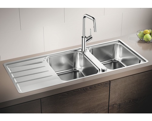 Spoelbak met twee bakken en afdruiprek met kraan in een moderne keuken