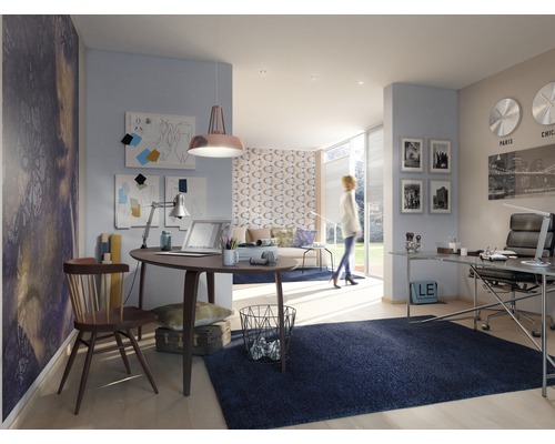 Kantoor met bureau, stoel, tapijt en decoraties in een helder en modern design.