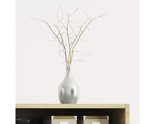 Decoratieve takken in een vaas op een kast