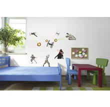 Kinderkamer met Star Wars muurstickers, bed, tafel en stoelen.