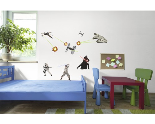 Kinderkamer met Star Wars muurstickers, bed, tafel en stoelen.