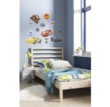 Kinderkamer met bed en muurstickers van Cars
