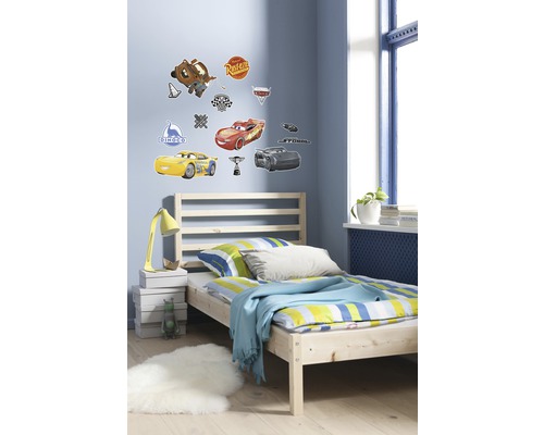 Kinderkamer met bed en muurstickers van Cars