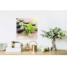 Decoratief canvas met bamboe en stenen aan een muur