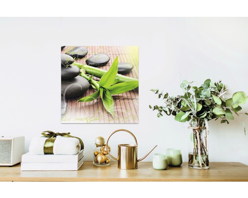 Decoratief canvas met bamboe en stenen aan een muur