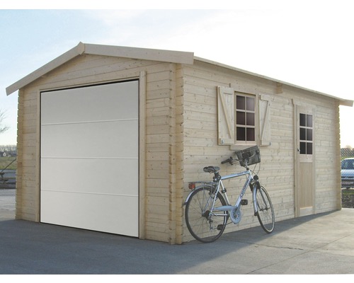 Houten garage met sectionaaldeur, raam en deur