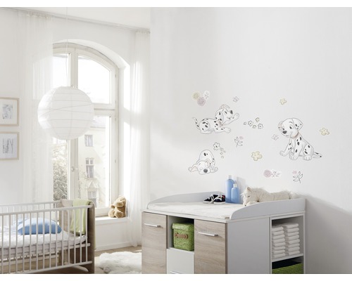 Babykamer met Dalmatische muurstickers, commode en ledikant