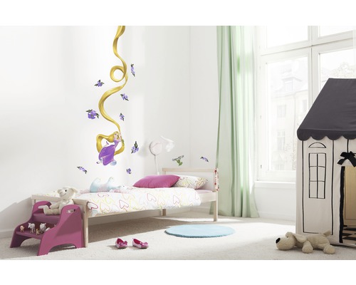 Lichte kinderkamer met muursticker Rapunzel, bed en speelhuis