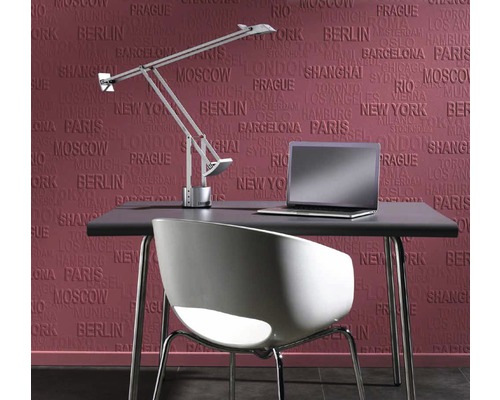 Bureau met lamp, stoel en laptop voor een behang met stadsnamen