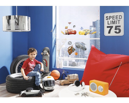Kinderkamer met decoratieve elementen waaronder muurstickers, banden, skateboard en zitzak