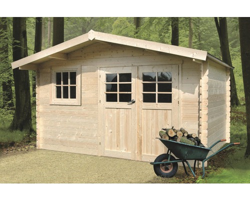 Houten tuinhuis met raam, dubbele deur en kruiwagen met hout