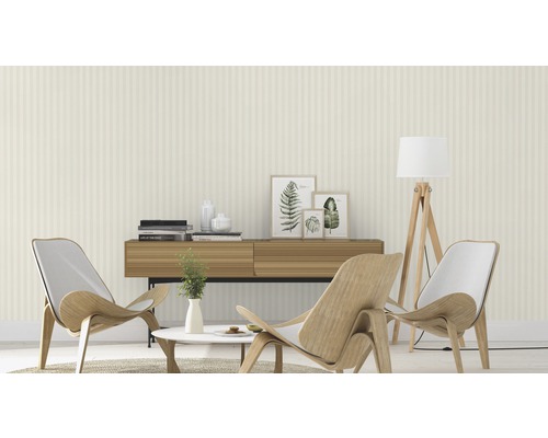 Woonkamer met gestreept behang, houten meubels en decoratieve elementen.