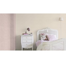 Lichte slaapkamer met gestreept behang, nachtkastje en bed