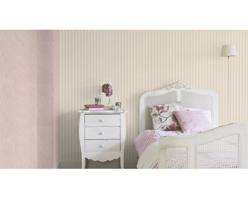 Lichte slaapkamer met gestreept behang, nachtkastje en bed