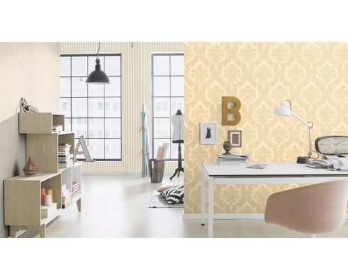 Lichte studeerkamer met patroonbehang, bureau en planken