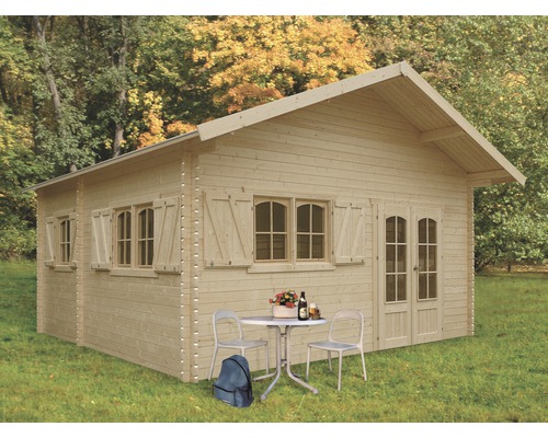 Houten tuinhuis met ramen, luiken en dubbele deur op een gazon