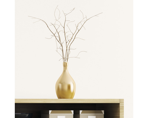 Decoratieve goudkleurige vaas met takken op een plank.