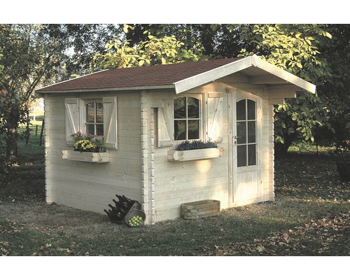 Houten tuinhuis met luiken, deur en zadeldak in de tuin