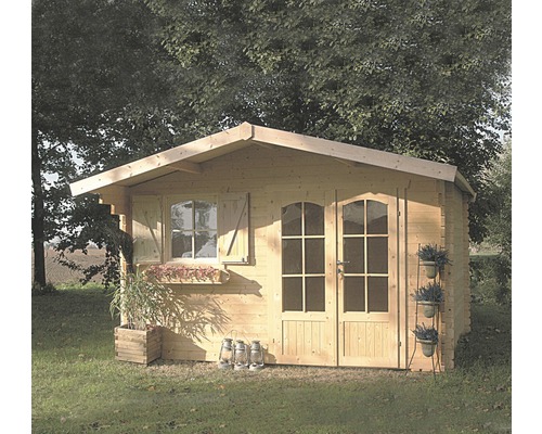 Houten tuinhuis met raam, luiken en dubbele deur