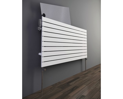 Witte radiator met horizontale panelen tegen een grijze muur