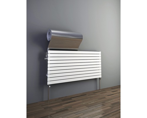 Aan de muur gemonteerde radiator met radiatorreflectorfolie.
