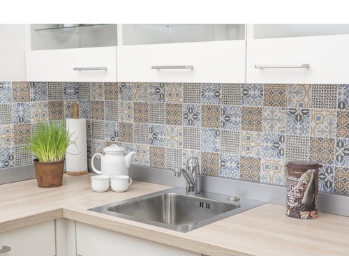 Keuken spoelbak met kraan en decoratieve tegels op de muur