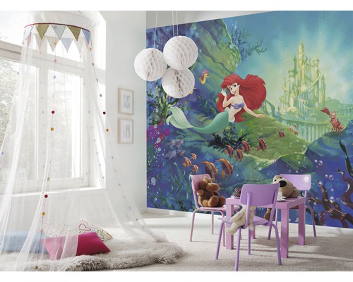 Kinderkamer met muurschildering van Ariël de zeemeermin, speeltafel en hemelbed