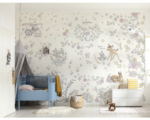 Kinderkamer met behang met Disney motieven, babybed en commode