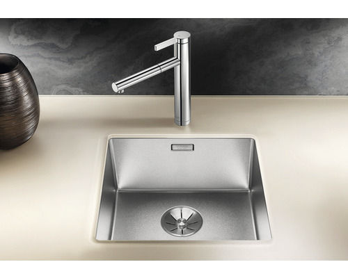 Roestvrijstalen spoelbak met kraan op een aanrechtblad