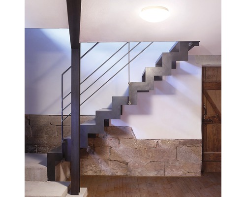 Trap met metalen leuning en stenen treden in een heldere ruimte.