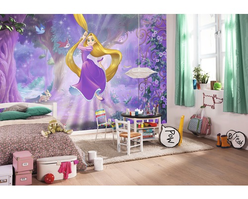 Kinderkamer met muurschildering van Rapunzel, bed en speeltafel