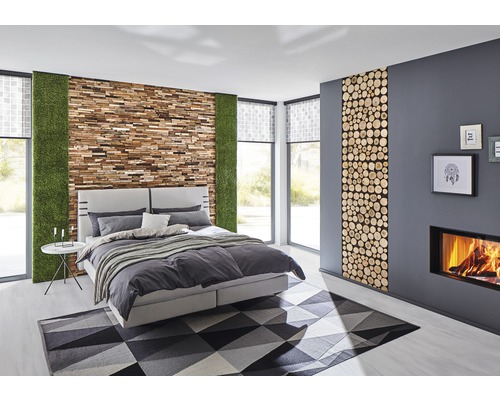 Slaapkamer met tweepersoonsbed, geometrisch tapijt, houten wandpaneel en open haard