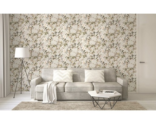 Woonkamer met bloemenbehang, bank en staande lamp