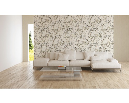 Woonkamer met bloemenbehang, bank en glazen tafel