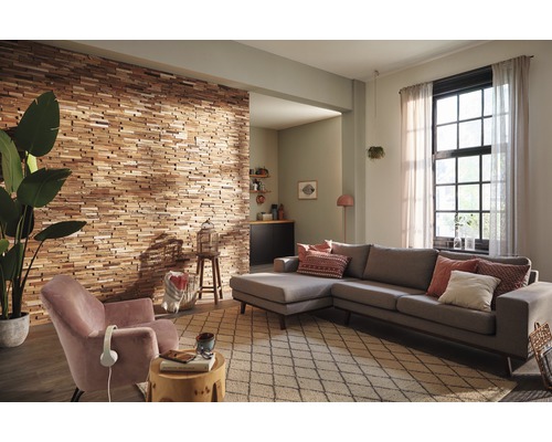 Woonkamer met houten wandbekleding, hoekbank, fauteuil en tapijt