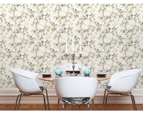 Eetkamer met eettafel, stoelen en bloemmotief behang