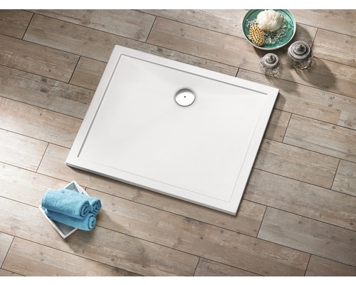 Rechthoekige douchebak van mineraal gegoten materiaal in de badkamer