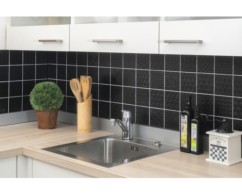 Keukenscène met spoelbak, kraan, aanrechtblad, keukengerei en decoratie